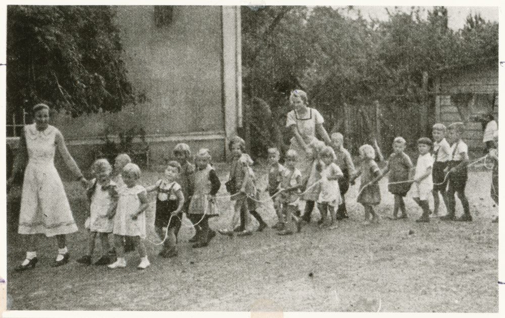 Wittenberg Kr. Preußisch Eylau, Kindergarten Wittenberg/Tharau mit "Tante Irma"