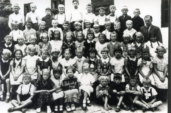 Stolzenberg Kr. Heiligenbeil, Klassenbild mit Lehrer Lievke