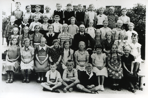 Stolzenberg Kr. Heiligenbeil, Klassenbild mit Lehrer Stobbe