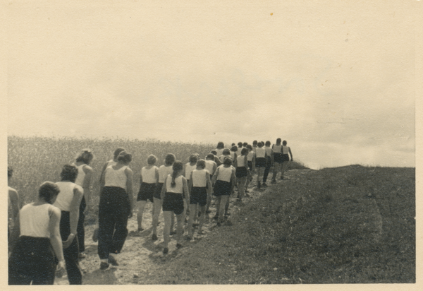 Sortlack Kr. Preußisch Eylau, Jugendherberge, Mädchen-Jugendgruppe beim Wandern