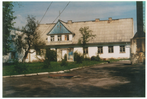 Stablack Kr. Preußisch Eylau, (Долгоруково), Lehrerhaus vom Schulhof gesehen