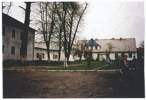 Stablack Kr. Preußisch Eylau, (Долгоруково), Ehem. Lehrerhaus vom Schulhof gesehen