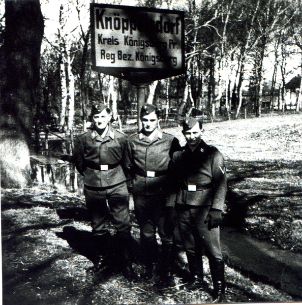 Knöppelsdorf, der Wegweiser yum Dorf, davor 3 Luftwaffensoldaten