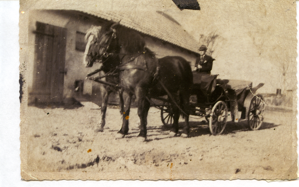 Worwegen, Erich Potafke mit Kutsche vor dem Stall von Landwirt "Holzke".