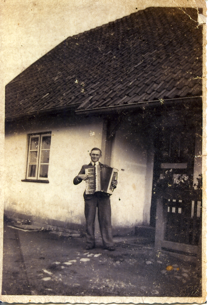 Worwegen, Erich Potrafke vor dem Wohnhaus von Landwirt "Holzke".