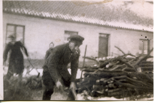 Kopainen, Wohnhaus 1, beim Holz zerkleinern