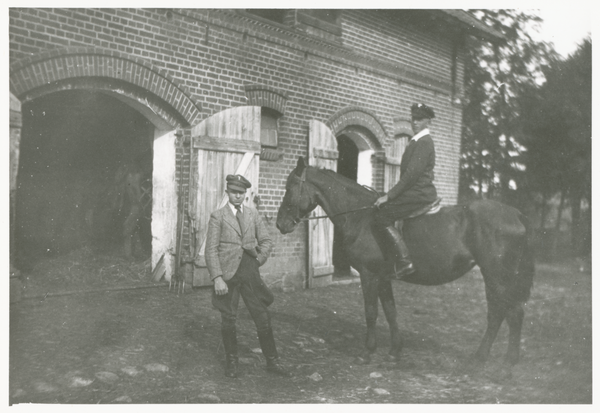 Strobehnen, Hof Bleyer, Pferdestall, Pferd mit Reiter