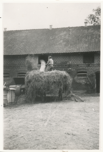 Schewecken, Hof Kempf, Heu entladen