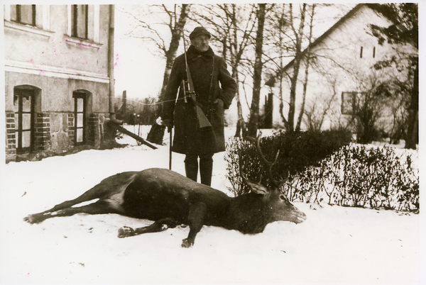 Praußen, Gutshaus, Besitzer Karl Friedrich Schwarz mit einem erlegten Hirsch