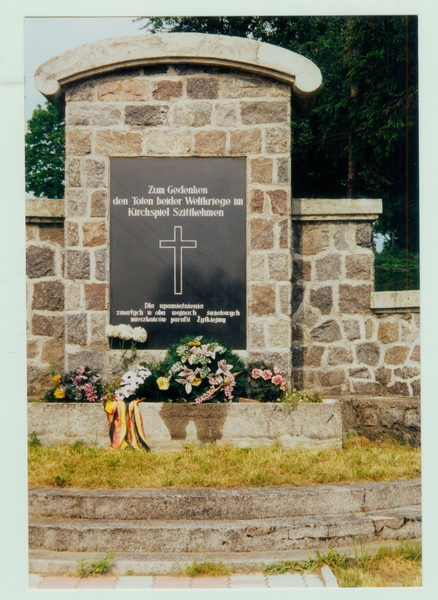 Wehrkirchen (Żytkiejmy), Gedenkstein für die Toten des 1. und 2. Weltkrieges