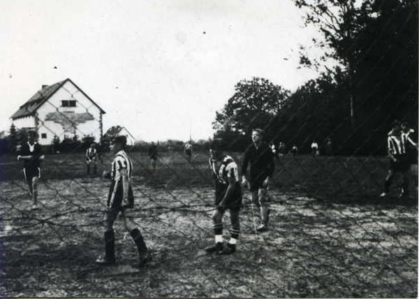 Ludwigsort,  Sportplatz mit Fußballmannschaft, im Hintergrund das Dorfgemeinschaftshaus