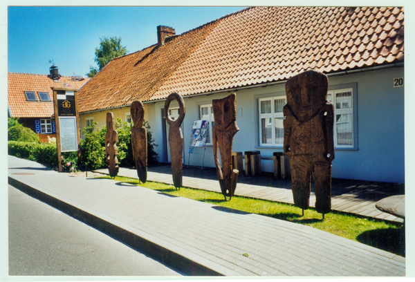 Nidden, Bernstein-Museum gegenüber der Kirche