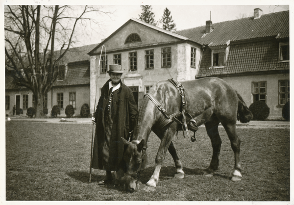 Tharau, Erminia von Olfers-Batocki mit Pferd vor dem Gutshaus