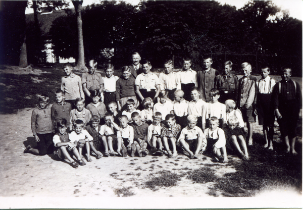 Perwilten Kr. Heiligenbeil, Schulbild 1.-8. Kl. Jungen auf dem Schulhof mit Lehrer Ernst Demand