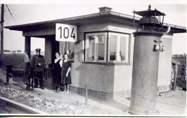 Perwilten Kr. Heiligenbeil, Bahnwärterhaus mit Herrn Hanke, Frau und Tochter Ilse, im Hintergrund der Bahnhof
