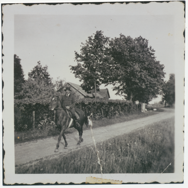 Mulden, OT Schemblonen, Landwirt Erich Bendick auf dem Kiesweg hinter seinem Hof