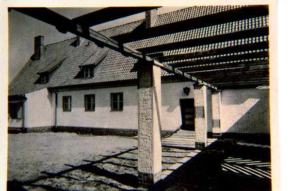 Perwilten Kr. Heiligenbeil, Neue Schule, Schulhof mit Pergola (?)