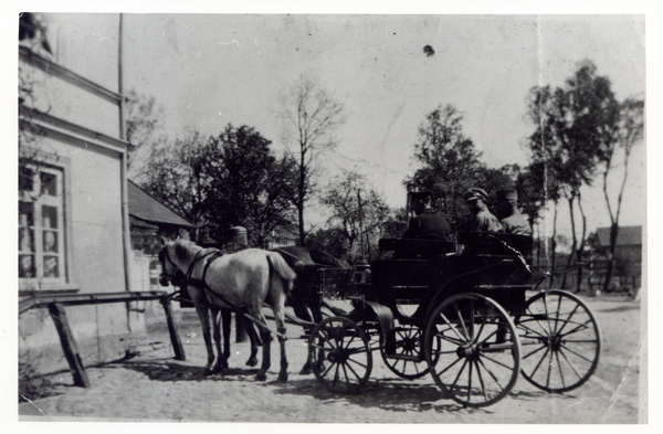 Perwilten Kr. Heiligenbeil, Gasthaus Fischer mit Fuhrwerk aus Morren