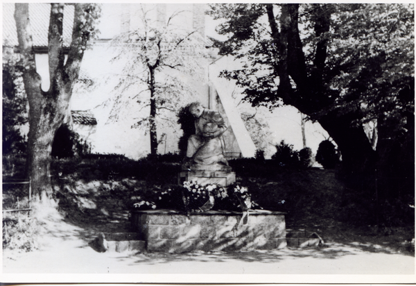 Pörschken Kr. Heiligenbeil, Kriegerdenkmal vor der ev. Kirche