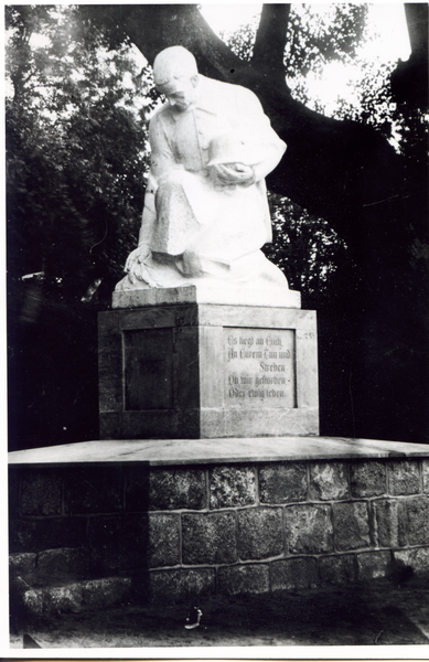 Pörschken Kr. Heiligenbeil, Kriegerdenkmal vor der ev. Kirche