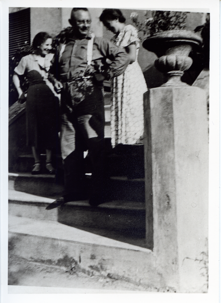 Pörschken Kr. Heiligenbeil, Herr Romanowski auf der Treppe