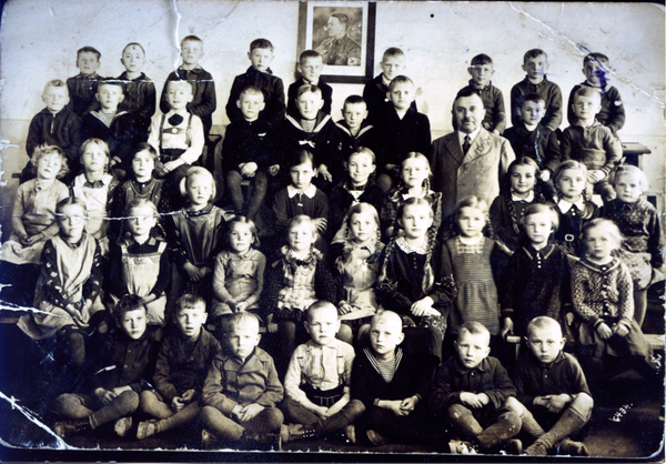 Pörschken Kr. Heiligenbeil, Klassenbild 3.+ 4. Klasse mit Lehrer Heinrich Eisermann