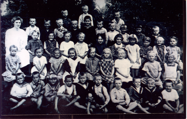 Pörschken Kr. Heiligenbeil, Klassenbild mit Lehrerin Lotte Fleischer (?)