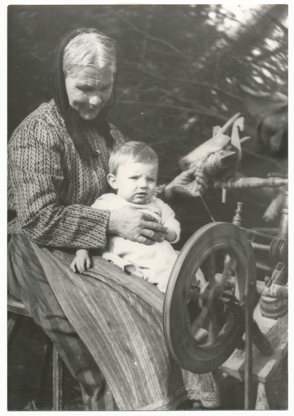Tharau, Großmutter und Enkel am Spinnrad