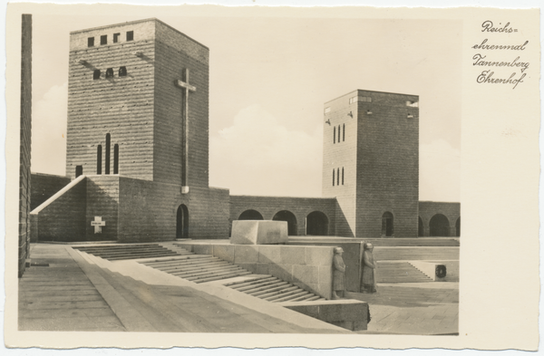 Hohenstein Kr. Osterode, Reichsehrenmal-Tannenberg, Ehrenhof, Grufteingang mit steinernen Wächtern
