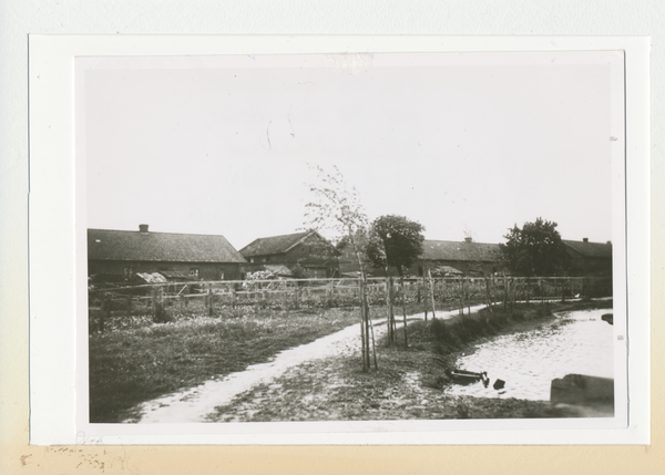 Borken Kr. Preußisch Eylau, Arbeiterhäuser mit Dorfteich