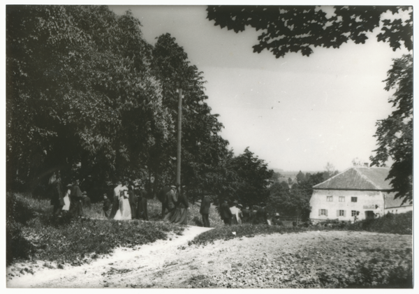 Tharau, Hochzeitszug zum Gasthaus zum goldenen Kürbis