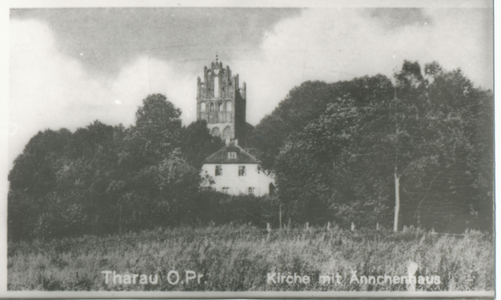 Tharau, Kirche mit Pfarrhaus (Ännchenhaus)