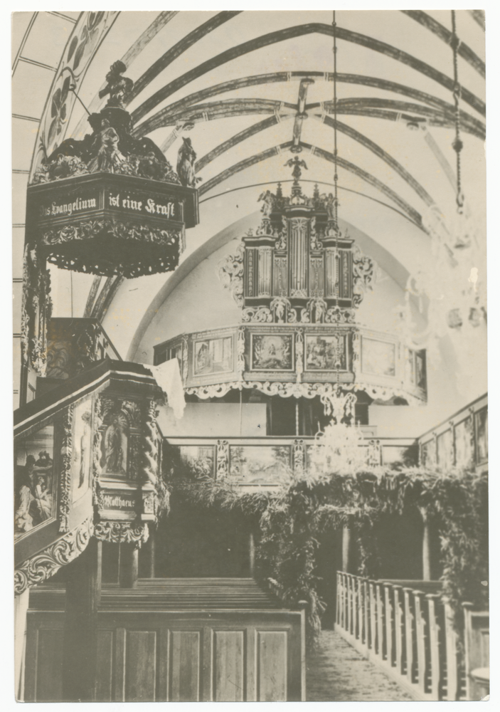 Tharau, Kirche, Blick zur Orgel und Kanzel