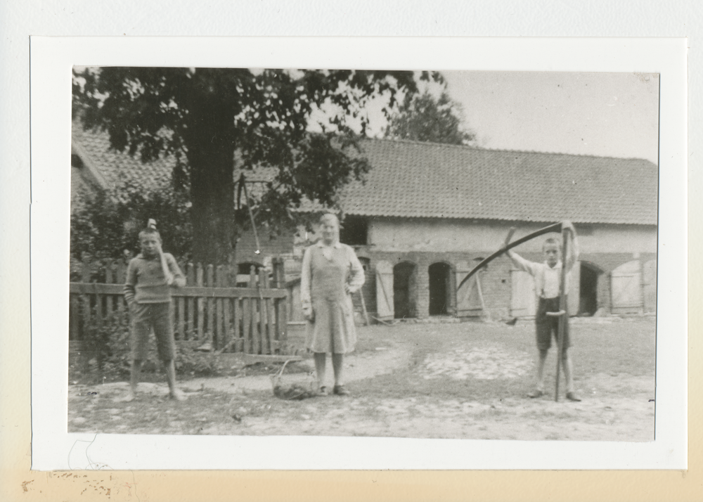 Buchholz Kr. Preußisch Eylau, Gehöft Knorr mit Walter und Kurt Knorr