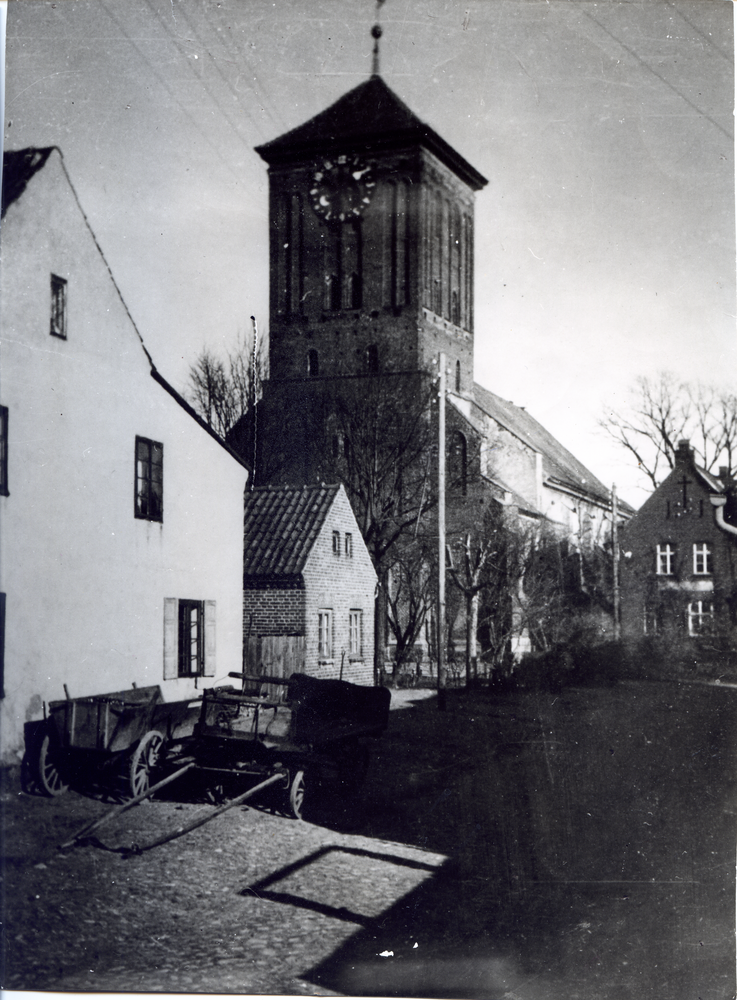 Heiligenbeil, Ev. Kirche, rechts die Superintendentur