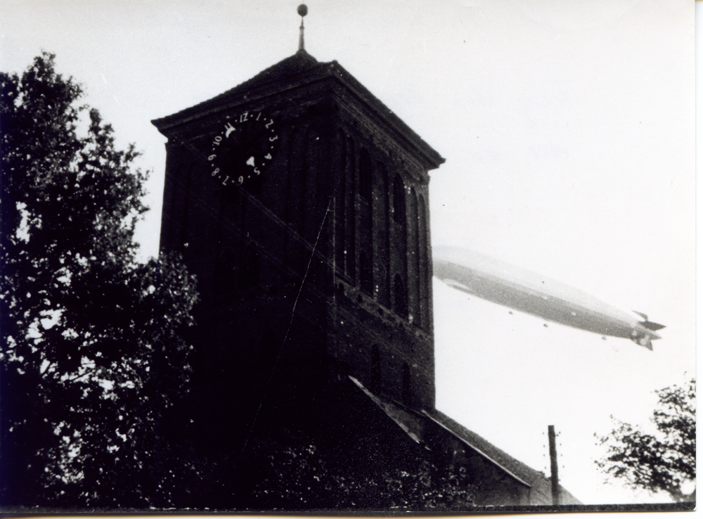 Heiligenbeil, Luftschiff "Graf Zeppelin" über der Stadt