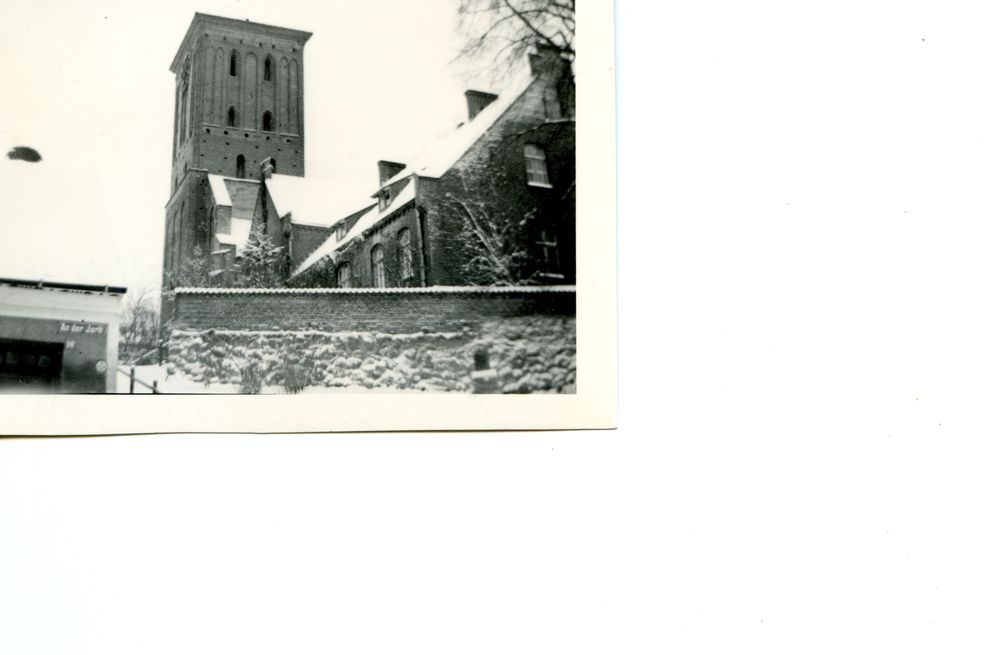 Heiligenbeil, Blick auf die ev. Kirche und das Haus "An der Jarft" 10