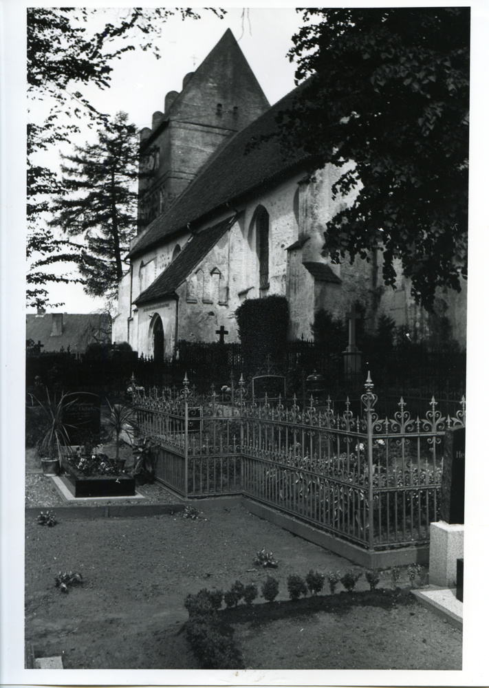 Bladiau, Ev. Kirche, Friedhof