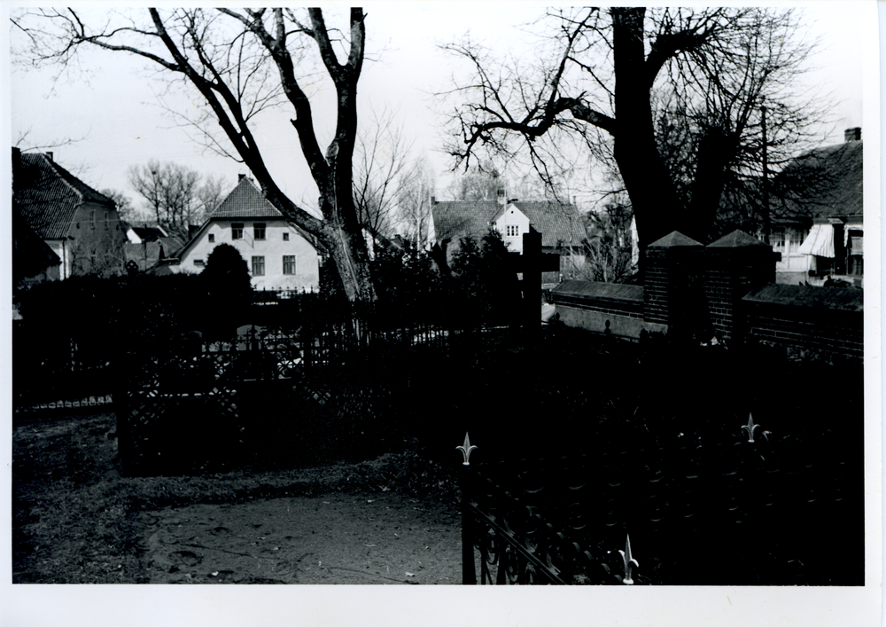 Bladiau, Friedhof mit Blick zur Dorfstraße