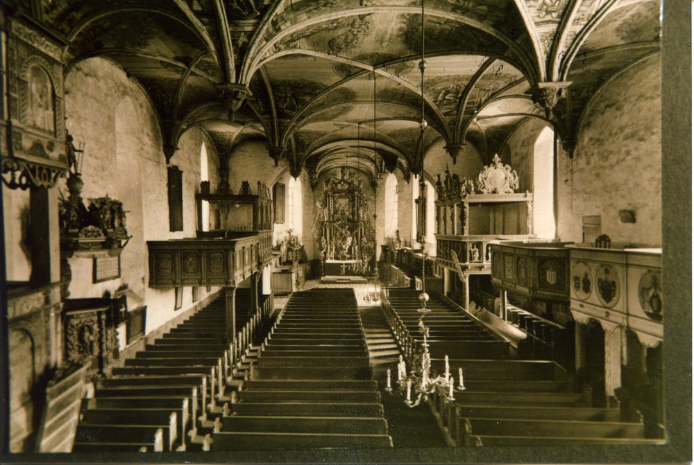 Bladiau, Ev. Kirche, Blick zum Hochaltar und den Gutsemporen