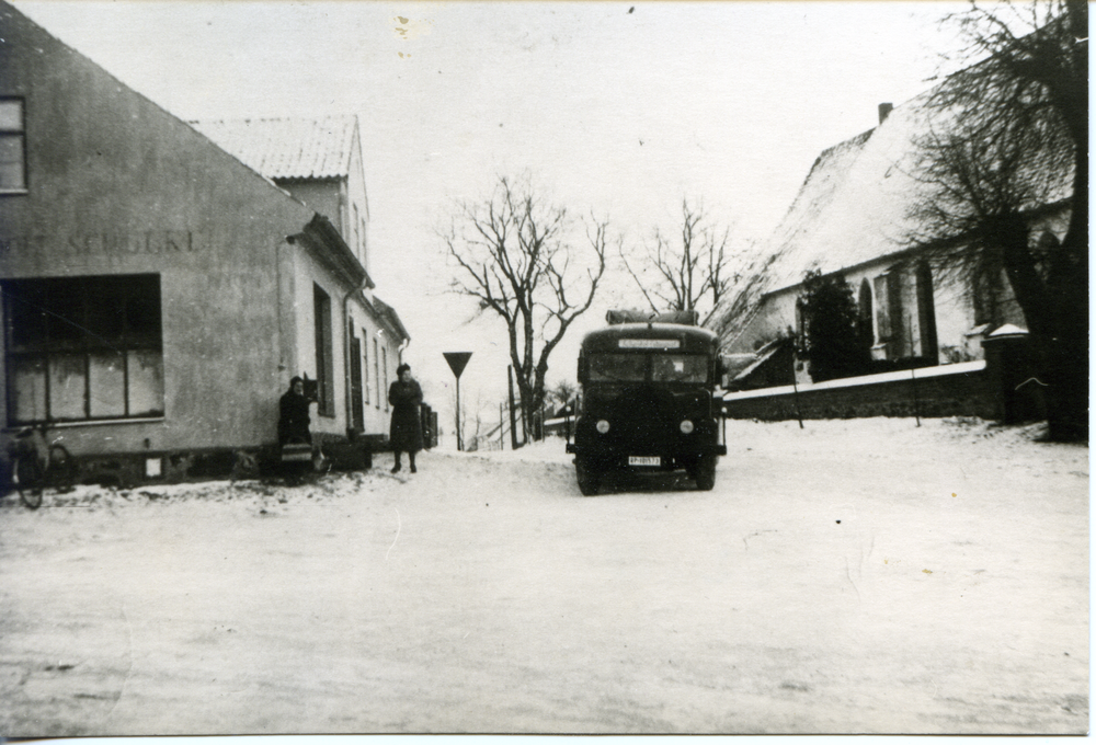 Bladiau, Kreisstraße nach Lank, gesehen von der Reichsstraße 1 (Winteraufnahme)