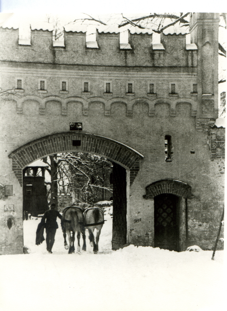 Neuhausen Kr. Samland,  Toreinfahrt zum Jagdschloß