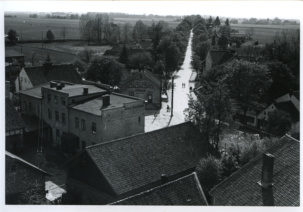 Bladiau, Ortsansicht über die Dorfstraße mit Haus Kurzbach und Erdmann