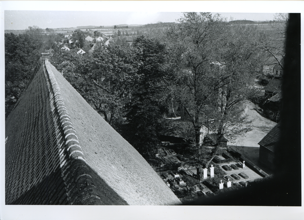 Bladiau, Blick vom Kirchturm zur Pfarrstraße mit Schulhof, vorn der Friedhof und die Schule