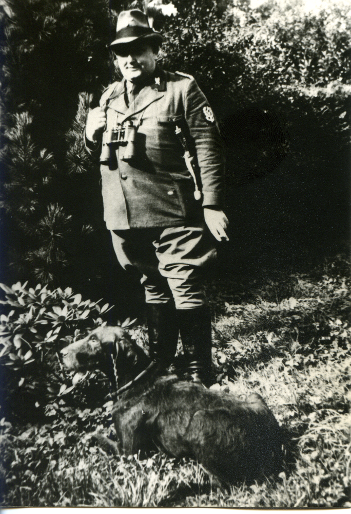 Bladiau, Kreisjägermeister Willy Wiechert mit seinem Jagdhund "Blitz"
