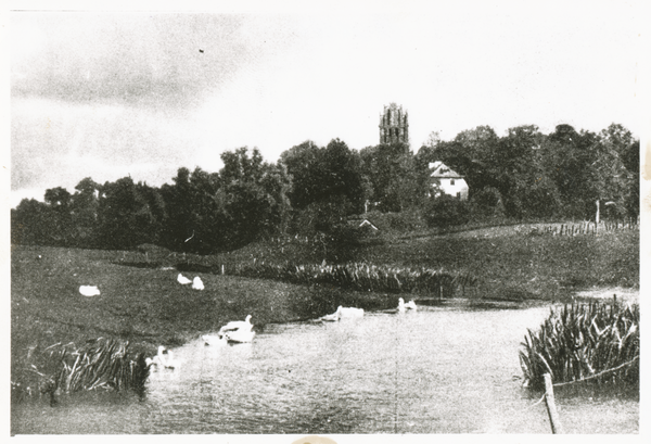 Tharau, Frisching, Hinten Kirche und Pfarrhaus