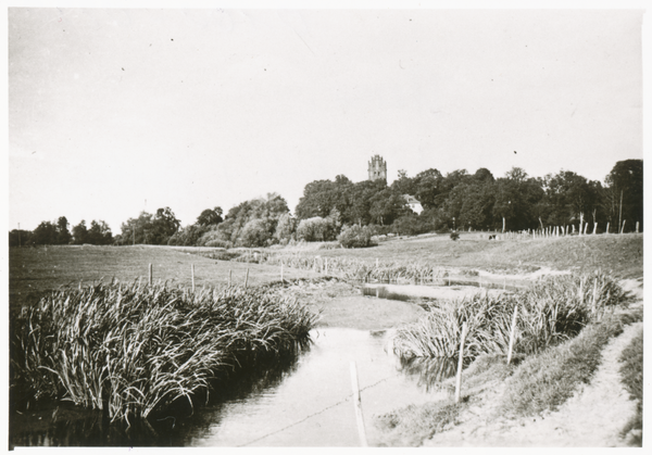 Tharau, Frisching, Hinten Kirche und Pfarrhaus