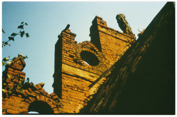 Tharau (Владимирово), Kirchenruine, Dach mit Figur und Teil des Giebels