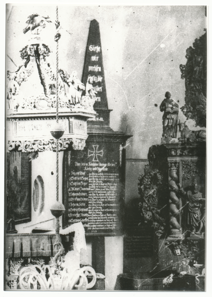 Tharau, Kirche, Blick Richtung Altar zum Gedenkstein