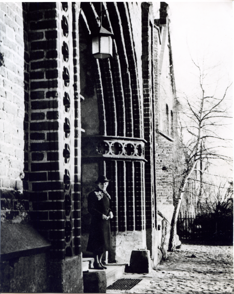 Heiligenbeil, Portal der ev. Kirche, Frau Gertrud Fornacon